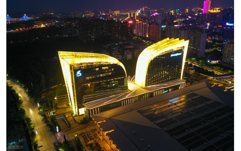 光影賦能繁華 點亮齊魯商核 —— 山東商業綜合體亮化工程的價值革新之路